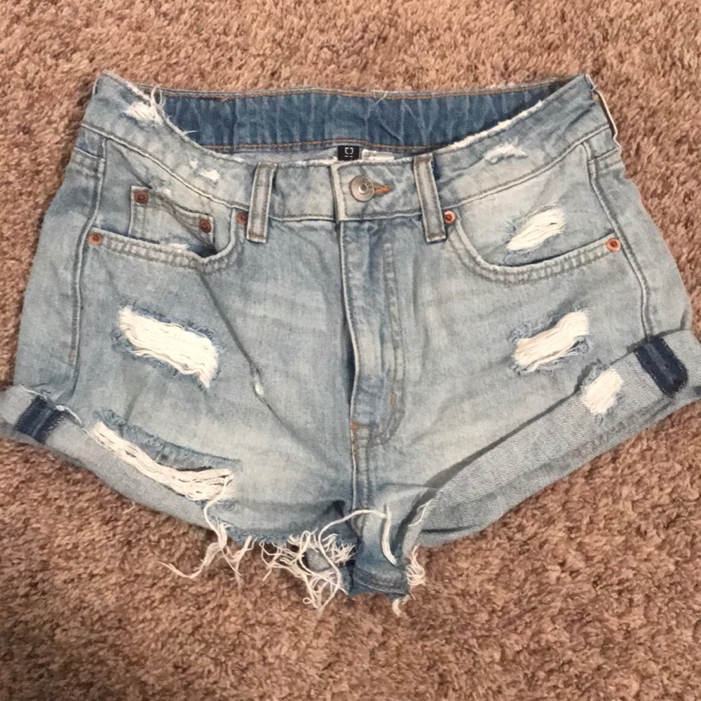 Distressed high waisted jean short.